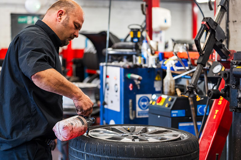 Tyrepros Employee sealing tyre